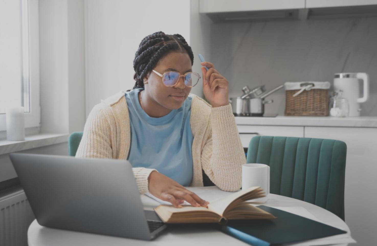 Студенти під час заняття з арабської мови в класі